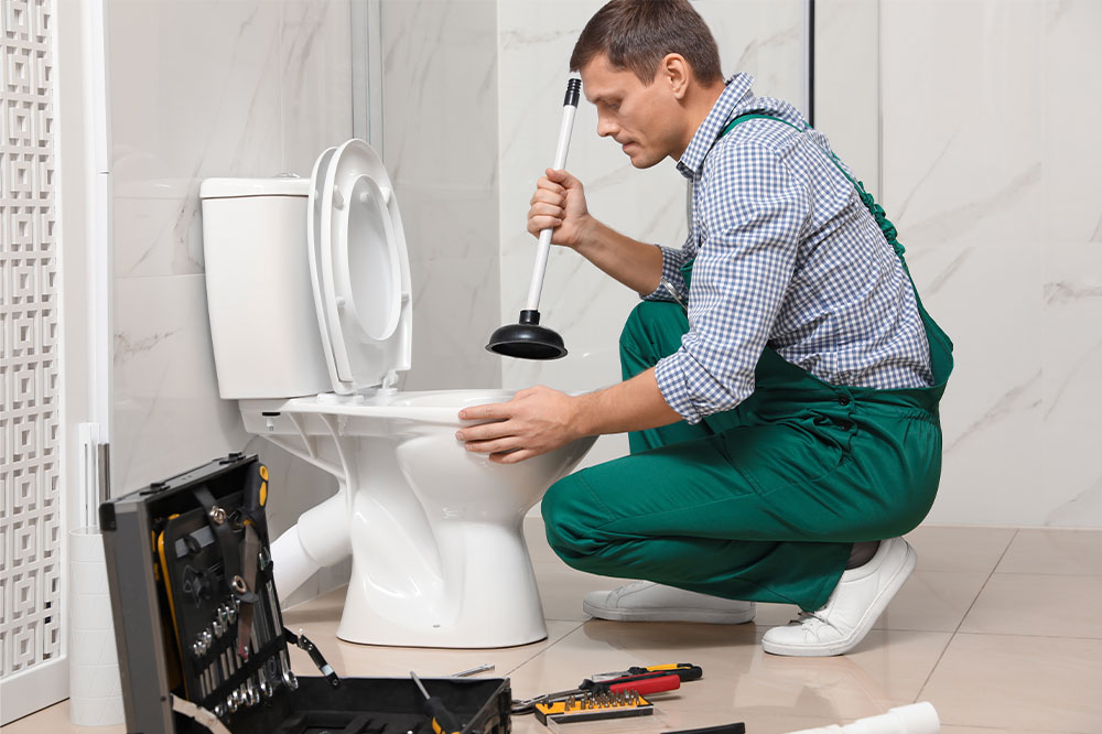 5 ways to unclog the toilet with and without tools