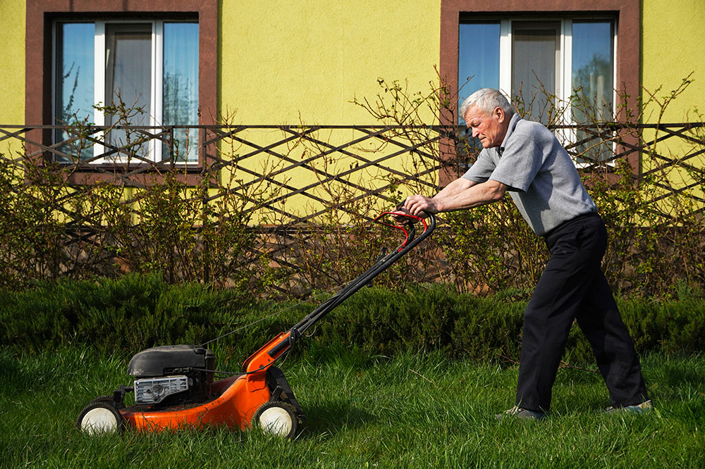 Tips to keep in mind while hiring senior lawn services